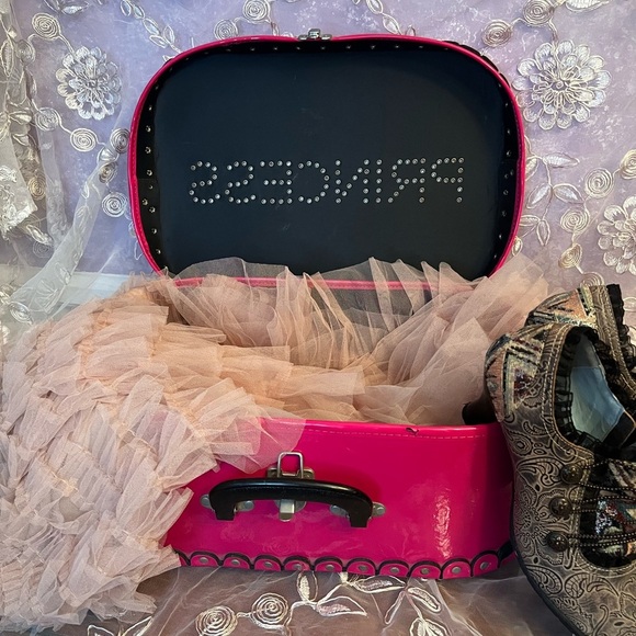 Rock Star and Princess Fun Character Suitcases - Picture 9 of 13